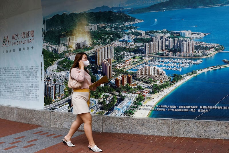 根据《经济学人》报导,根据最新财报显示,截至今年上半年,在280多个城市中拥有房地产项目的恒大,负债高达3040亿美元(约人民币2万亿元)。(路透社图片)