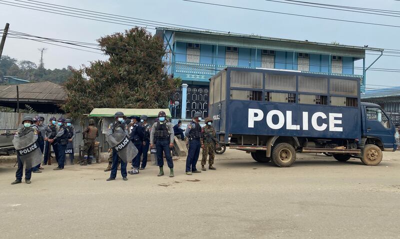 ဖားကန့်မြို့တွင် တွေ့ရသည့် စစ်ကောင်စီတပ်ဖွဲ့ဝင်များ။ (Photo: RFA)