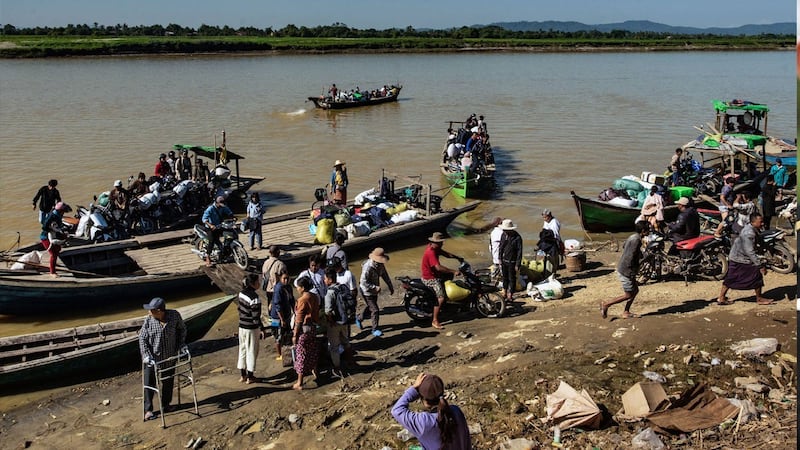 တိုက်ပွဲကြောင့် ထွက်ပြေးတိမ်းရှောင်နေကြသည့် ဗန်းမော်ဒေသခံများအား ၂၀၂၄ ခုနှစ်၊ ဒီဇင်ဘာလ ၆ ရက်နေ့က စင့်ကင်ကျေးရွာတွင် တွေ့ရစဉ်။ ( Photo: STR / AFP)