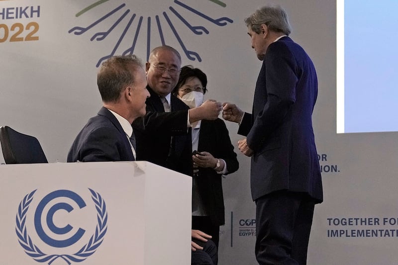 2022 年 11 月 17 日,美国气候特使约翰-克里与中国气候问题特使解振华在在埃及沙姆沙伊赫召开的联合国气候峰会COP27会议上。(美联社)