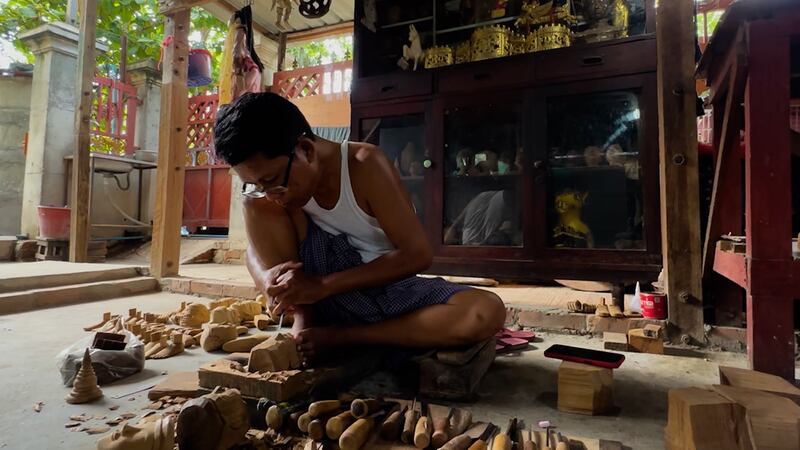 မြန်မာ့ရိုးရာ ရုပ်သေးရုပ်ပြုလုပ်သည့် လုပ်ငန်းခွင်တစ်ခုအား တွေ့မြင်ရစဉ်။ (Photo: RFA)