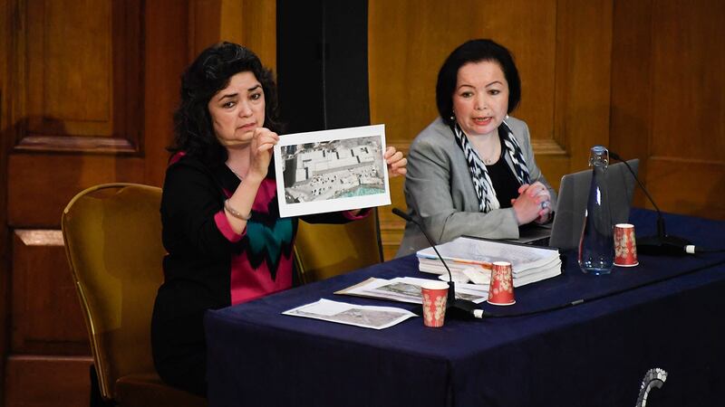 2021 年 6 月 4 日,出庭作证的第一位证人是教师西迪克( Qelbinur Sidik) 在伦敦举行的第一次听证会上向“维吾尔独立法庭”(Uyghur Tribunal/UT)的小组展示了一张拘留营的照片。 (美联社)