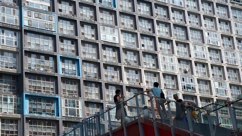 目前北京普遍实行“押一付三”模式,即承租人除了支付一个月租金的押金,还需按季度支付租金。图为,北京一住宅楼。(路透社)