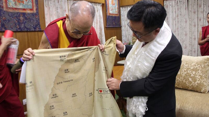 前民进党秘书长罗文嘉去年七月赴印度拜访达赖喇嘛。(罗文嘉脸书)