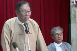 ၂၀၁၂ ခုနှစ် ဖေဖော်ဝါရီ ၂၀ ရက်တွင် အမျိုးသားဒီမိုကရေစီ အဖွဲ့ချုပ် ရုံးချုပ်တွင် ပြုလုပ်သော သတင်းစာရှင်းလင်းပွဲ၌ ဦးဉာဏ်ဝင်းက သတင်းထောက်များအား ရှင်းလင်းနေစဉ်။