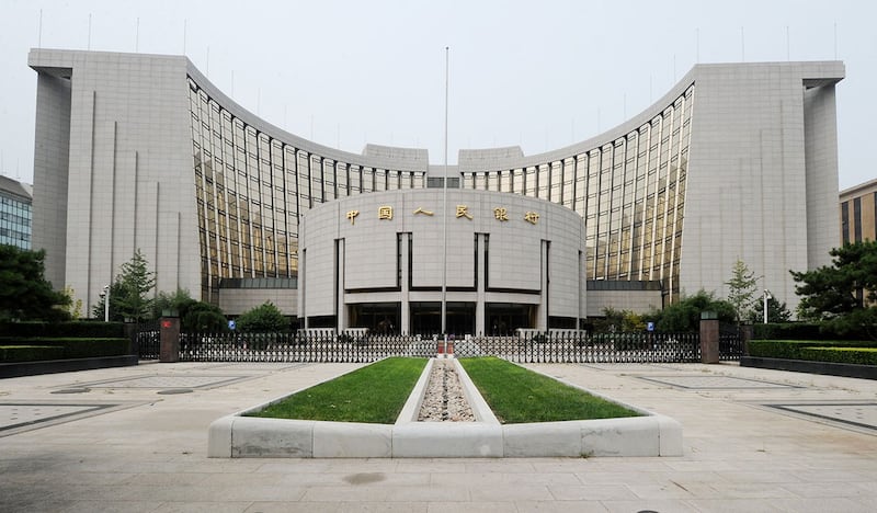 图为位于北京的中国央行中国人民银行总部大楼。中国央行自今年七月初以来就已采取措施抑制证券市场过热,但仅仅降温一周后,投资者又开始大量买入十年期国债。(路透社)