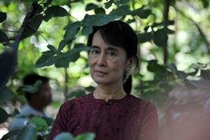 ဒေါ်အောင်ဆန်းစုကြည်၏ ၂၀၁၁ ခုနှစ် ပုဂံ ဘုရားဖူးခရီးစဉ်အတွင်း ဇွန်လ ၇ ရက်နေ့က ပုဂံမြို့အနီး ရွာတရွာကို ဝင်ရောက်လည်ပတ်စဉ် တွေ့ရပုံ။ ဓါတ်ပုံ - AFP