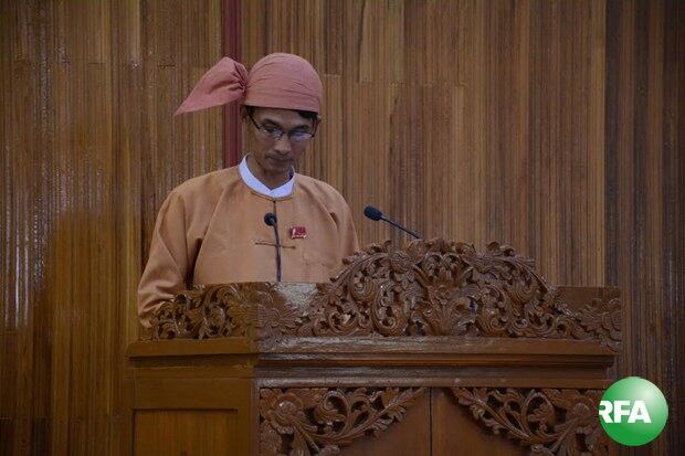 ၂ဝ၁၆ ခုနှစ် ဒီဇင်ဘာလ ၇ ရက်နေ့ စတုတ္ထအကြိမ် ပြန်လည်စတင်ကျင်းပတဲ့ မွန်ပြည်နယ်လွှတ်တော် အစည်းအဝေး ပထမနေ့မှာ ဝန်ကြီးချုပ် ဦးမင်းမင်းဦး မိန့်ခွန်းပြောကြားနေစဉ်
