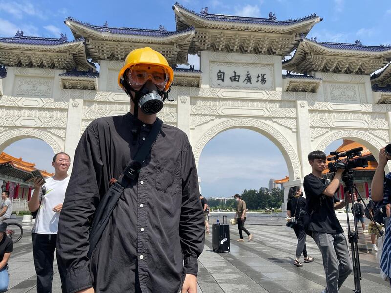 台湾青年人皓形容,一身的抗争者装扮是香港人创造出来的民主符号,以此表示对港人的支持。(陈子非摄)