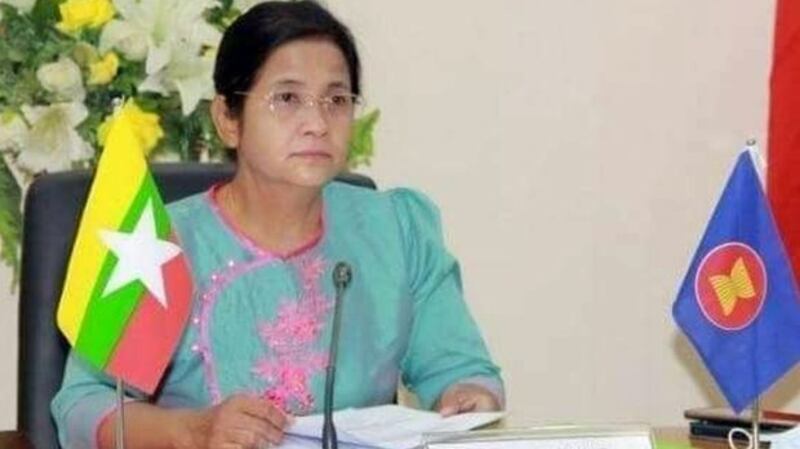 ဗဟိုဘဏ်ဥက္ကဋ္ဌအဖြစ် ရာထူးတိုးမြှင့်ခြင်းခံရသည့် ဗဟိုဘဏ်ဒုဥက္ကဋ္ဌ ဒေါ်သန်းသန်းဆွေကို တွေ့ရစဉ်။ (Phtoo: Citizen Journalist)