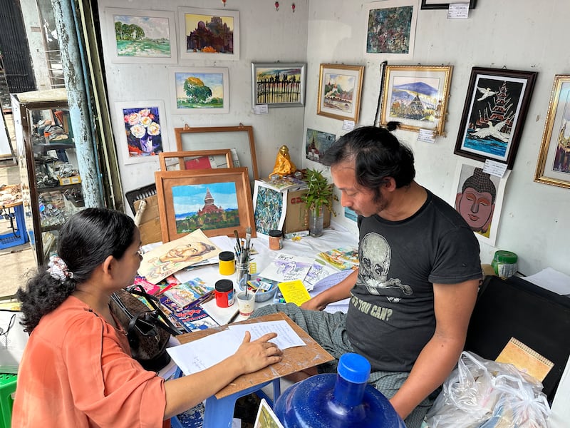 ရန်ကုန်မြို့လယ် လမ်းဘေးတစ်နေရာတွင် ပန်းချီရေးဆွဲနေသည့် ဦးစိုးခိုင်အား ၂၀၂၃ ခုနှစ် ဇွန်လ ၁ ရက်နေ့က တွေ့ရစဉ်။ (Photo: RFA)