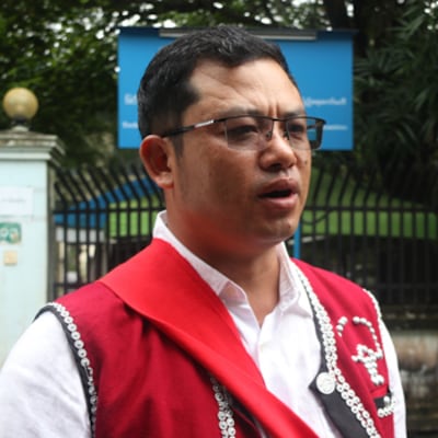 "ဝ" ပြည်သွေးစည်းညီညွတ်ရေးပါတီ လားရှိုးမြို့ ဆက်ဆံရေးတာဝန်ခံ ဦးညီရမ်း ကို တွေ့ရစဉ်