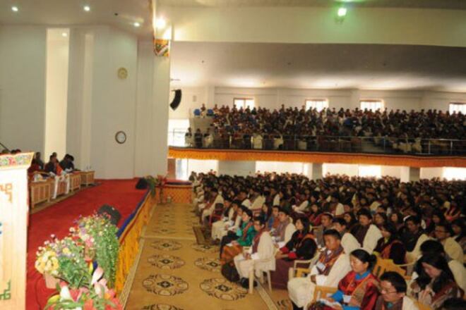 འབྲུག་གི་སྲིད་བློན་ཚེ་རིང་སྟོབས་རྒྱལ་མཆོག་གིས་སློབ་པ་མཐར་སོན་པའི་སློབ་ཕྲུག་རྣམས་ལ་གཏམ་བཤད་གནང་བཞིན་པ། ༢༠༡༥།༩།༧