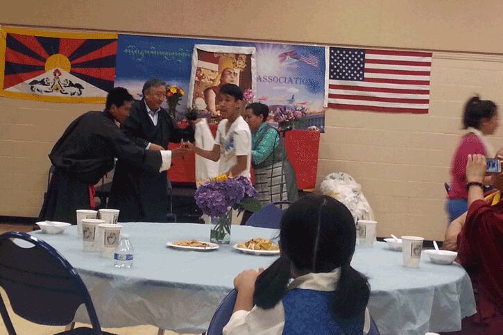 ཨ་མེ་རི་ཀའི་རྒྱལ་སའི་ཁུལ་གྱི་བོད་མི་རྣམས་ནས་༸གོང་ས་མཆོག་གི་སྐུའི་འཁྲུངས་སྐར་ལ་སྲུང་བརྩི་ཞུས་པ།