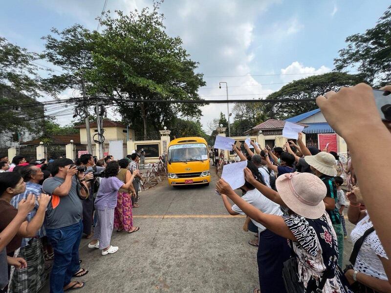 ရန်ကုန်မြို့၊ အင်းစိန်အကျဉ်းထောင်ရှေ့တွင် လွတ်ငြိမ်းသက်သာခွင့်ဖြင့် လွတ်မြောက်လာသူများအား စောင့်ဆိုင်းနေကြသူများကို ၂၀၂၃ ခုနှစ် မေလ ၃ ရက်နေ့က တွေ့ရစဉ်။ (Photo: RFA)