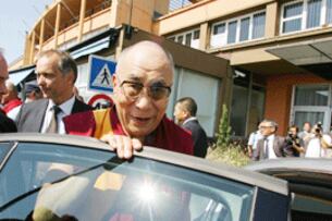 ཡོ་རོབ་ཁུལ་གྱི་མཛད་འཆར་ལེགས་གྲུབ་རྗེས་བཞུགས་སྒར་དུ་༸གོང་ས་མཆོག་ལ་ཕེབས་བསུ་ཟབ་རྒྱས་ཞུས་པའི་གནས་ཚུལ།