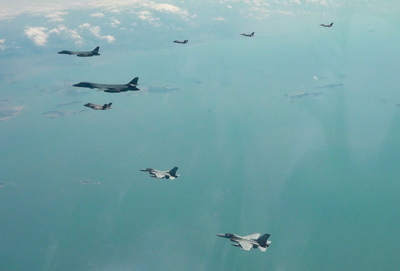 한국 국방부는 15일 미국 B-1B 전략폭격기가 전개한 가운데 한미 연합공중훈련을 실시했다고 밝혔다.
