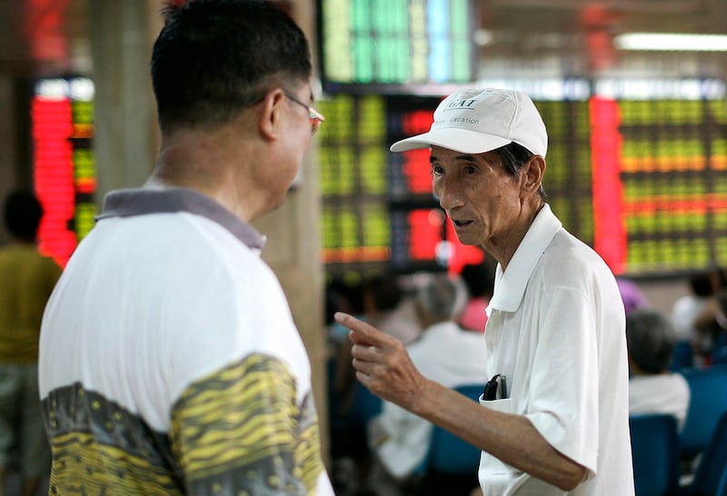 图为上海一家证券公司内的股民。在A股连续上涨的背景下,上市公司股东的减持行动引发市场广泛关注。(美联社图片)