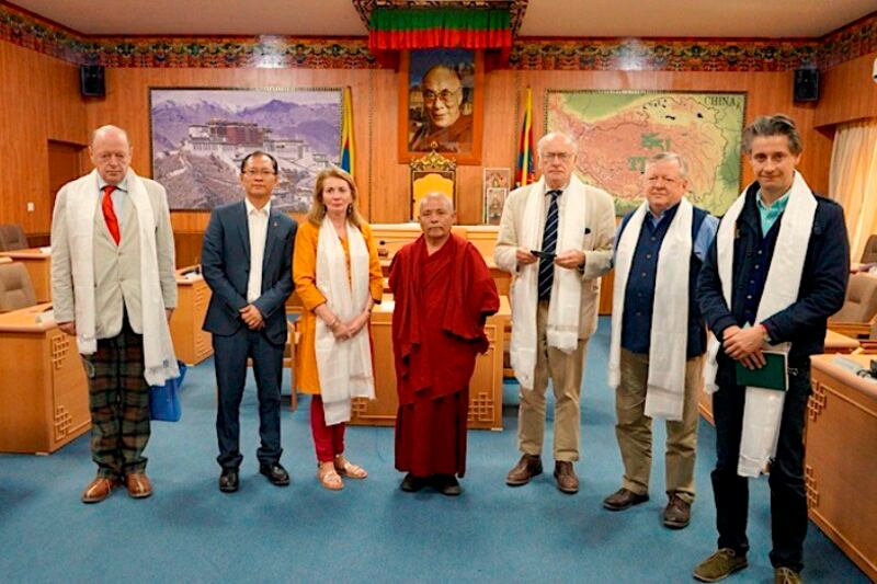 སུ་ཀོ་ཊིལེན་ཊའི་འཐུས་མི་དྲུག་ལས་གྲུབ་པའི་རིག་གཞུང་སྐུ་ཚབ་ཚོགས་པ་ཞིག་གིས་བཞུགས་སྒར་རྡ་རམ་ས་ལའི་བོད་མི་མང་སྤྱི་འཐུས་ལྷན་ཚོགས་སུ་འཚམས་གཟིགས། ༢༠༡༨།༡༠།༡༧