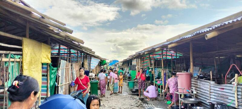 ကချင်ပြည်နယ်၊ ဝိုင်းမော်မြို့နယ်ရှိ သာယာအေး စစ်ဘေးဒုက္ခသည်စခန်းမှ စစ်ဘေးဒုက္သည်များအား ၂၀၂၄ ခုနှစ်ဩဂုတ် ၂၂ ရက်နေ့က တွေ့ရစဉ်။ (Photo : Facebook/ JaoPyinnar Sara)