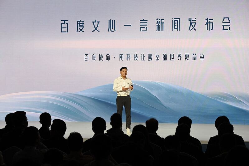 2023年3月16日,百度CEO李彦宏在记者会介绍“文心一言”。(法新社)