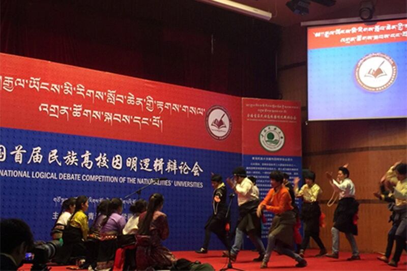བོད་ནང་གི་སློབ་ཆེན་ཁག་གི་སློབ་མ་ཚོའི་བར་གྱི་རྟགས་གསལ་འགྲན་ཚོགས་ཐེངས་དང་པོའི་སྐབས། ༢༠༡༥།༡༢།༥