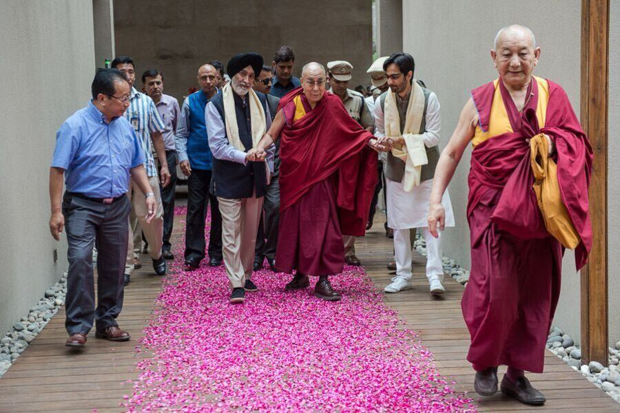 རྒྱ་གར་གྱི་ཁེ་གཉེར་ལས་ཁང་ཆེ་གྲས་Max་ཡི་གཙོ་འཛིན་Veer Singh་གྱི་༧གོང་ས་མཆོག་ཕེབས་བསུ་གནང་བཞིན་པ། ༢༠༡༦།༤།༦