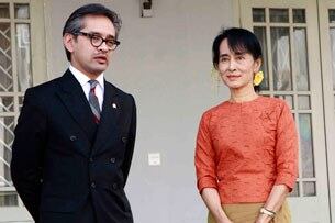 ၂၀၁၁ ခုနှစ် ဒီဇင်ဘာလ ၂၈ ရက်နေ့က အင်ဒိုနီးရှားဝန်ကြီး မာတီ နာတာလီဂါဝါ နှင့် မြန်မာ့ဒီမိုကရေစီခေါင်းဆောင် ဒေါ်အောင်ဆန်းစုကြည်တို့ တွေ့ဆုံစဉ်။