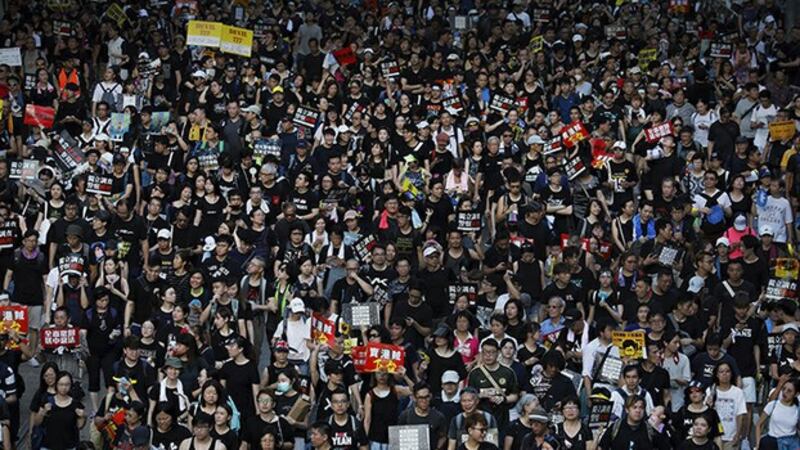 2019年7月1日,香港民众上街游行,表达他们的诉求。(美联社)