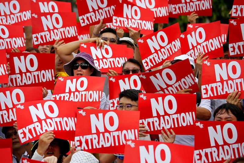2019年6月9日,香港民间人权阵线举行反对修订《逃犯条例》的大游行,示威群众手持着“不要引渡”口号。(美联社)