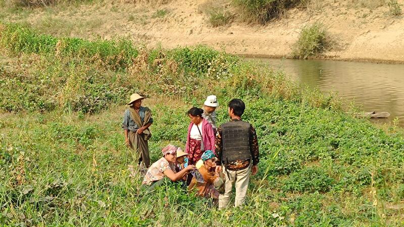 စစ်ကောင်စီတပ် စစ်ကြောင်းထိုးဝင်ရောက်မှုကြောင့် ထွက်ပြေးတိမ်းရှောင်လာသည့် ရေစကြိုမြို့နယ် ရေလယ်ကျွန်းကျေးရွာမှ ဒေသခံများအား ၂၀၂၃ ခုနှစ်၊ မေလ ၂၆ ရက်က တွေ့ရစဉ်။ (Photo: Citizen Journalist)