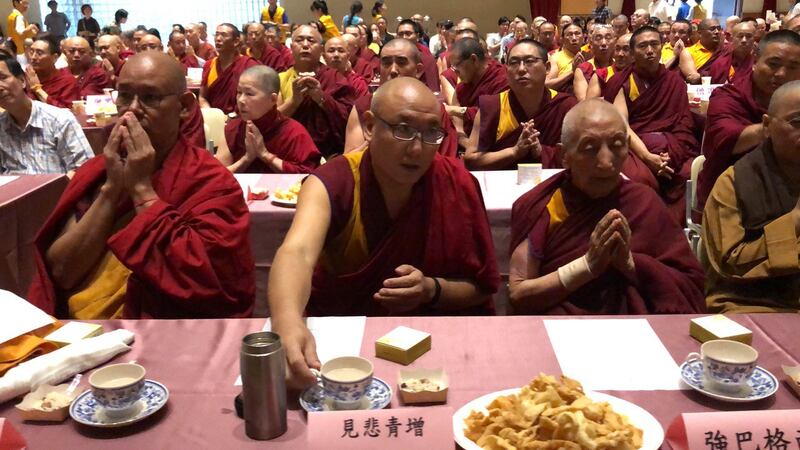 “庆祝达赖喇嘛尊者84华诞”,与会者以酥油茶、吉祥饭、炸麻花向达赖喇嘛祝寿。(记者夏小华摄)