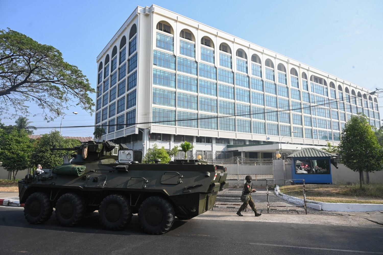 ၂ဝ၂၁ ခုနှစ် ဖေဖော်ဝါရီ ၁၅ ရက်နေ့က ရန်ကုန်မြို့ရှိ မြန်မာနိုင်ငံတော် ဗဟိုဘဏ်ကို တွေ့ရစဉ်။