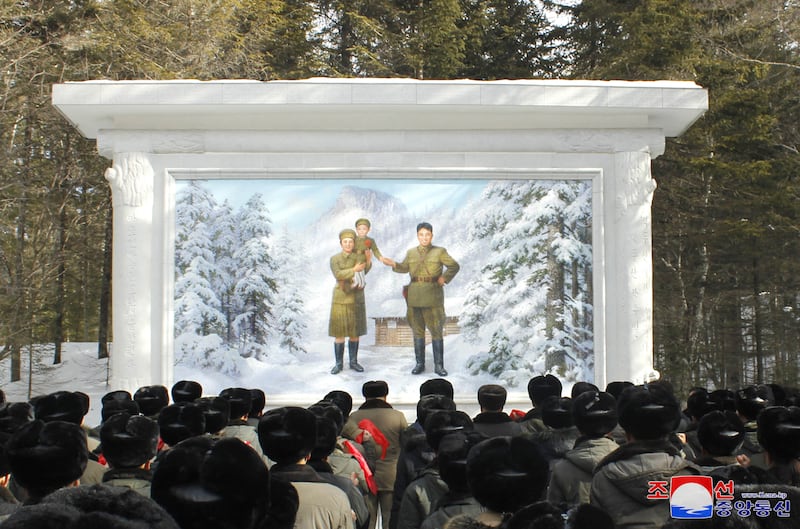 북한전국청년동맹일꾼들 백두산지구 답사