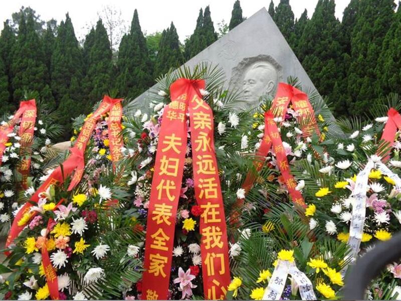 早年間胡耀邦之子及家人在江西共青城祭奠胡耀邦。 (朱毅提供)