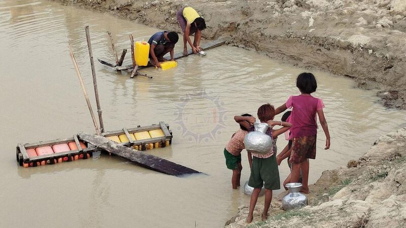 ရခိုင်ပြည်နယ်၊ ပုဏ္ဏားကျွန်းမြို့နယ်တွင် မသန့်ရှင်းသော သောက်သုံးရေ အသုံးပြုနေရသည့် စစ်ဘေးဒုက္ခသည်တချို့အား ၂၀၂၄ ခုနှစ်၊ မေလ ၃ ရက်နေ့က တွေ့ရစဉ်။ (Ponnagyun Youths Association - PYA Photo)