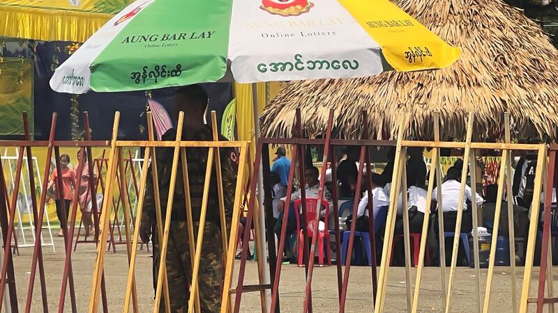 စစ်ကောင်စီတပ်ဖွဲ့ဝင်တစ်ဦးအား ၂၀၂၃ ခုနှစ်၊ ဧပြီလ ၁၃ ရက်နေ့က ရန်ကုန်မြို့၊ ပြည်သူ့ရင်ပြင် ရေကစားမဏ္ဍပ်များအနီးတွင် တွေ့ရစဉ်။ (Photo: RFA)