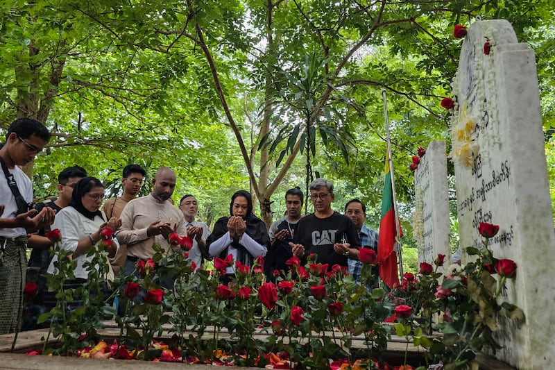 အာဇာနည်ခေါင်းဆောင် ဝန်ကြီးဦးရာဇတ်နဲ့ ရဲဘော်ကိုထွေးတို့ အုတ်ဂူမှာ မိသားစုဝင်‌တွေ၊ လူပုဂ္ဂိုလ်တွေနဲ့ အစ္စလာမ်ဘာသာဝင်တွေ ၂၀၂၃ ခုနှစ် ဇူလိုင် ၁၉ ရက်နေ့က အောက်မေ့ဖွယ် ဝတ်ပြုဆုတောင်းခြင်းနဲ့ ဂါရ၀ပြုကြစဉ်။ (Photo : RFA)