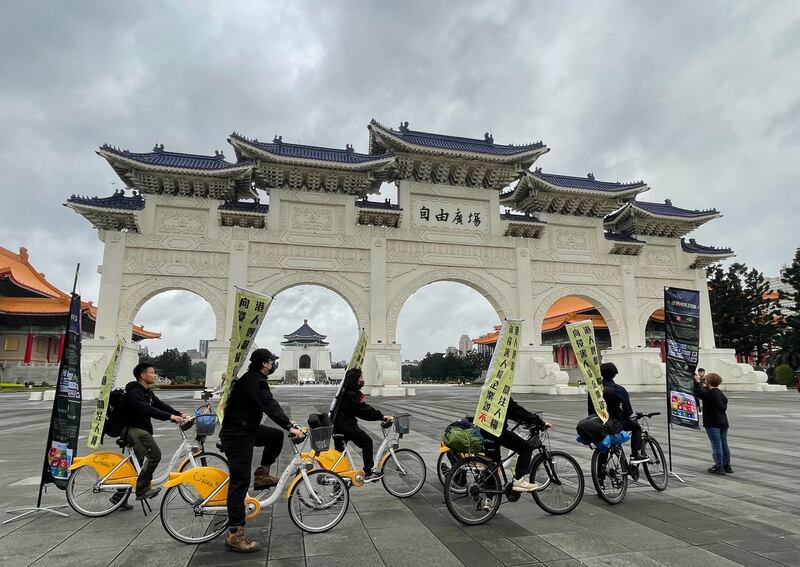 ENG_CHN_HongKongExiles_01022023_03.jpg