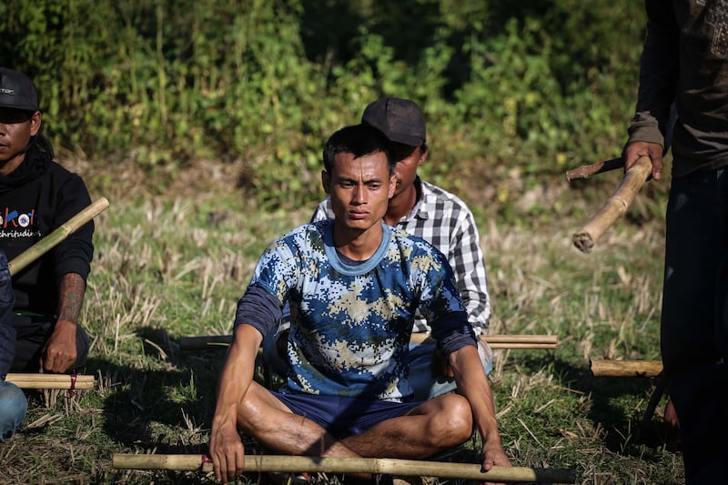 မြန်မာ့လွတ်လပ်ရေးခေါင်းဆောင် ဗိုလ်ချုပ်အောင်ဆန်းအကြောင်း ရိုက်ကူးတဲ့ ရုပ်ရှင်ဇာတ်လမ်းတစ်ခုမှာ ဗိုလ်ချုပ်နေရာက ပါဝင်သရုပ်ဆောင်ထားတဲ့ ကိုမြဖြိုးကိုဟာ စစ်တပ်က အာဏာသိမ်းပြီးနောက်မှာ လက်နက်ကိုင်လမ်းစဉ်ကို ရွေးချယ်ခဲ့ပြီး တောတွင်းတစ်နေရာမှာ စစ်ရေး လေ့ကျင့်နေပါတယ်။