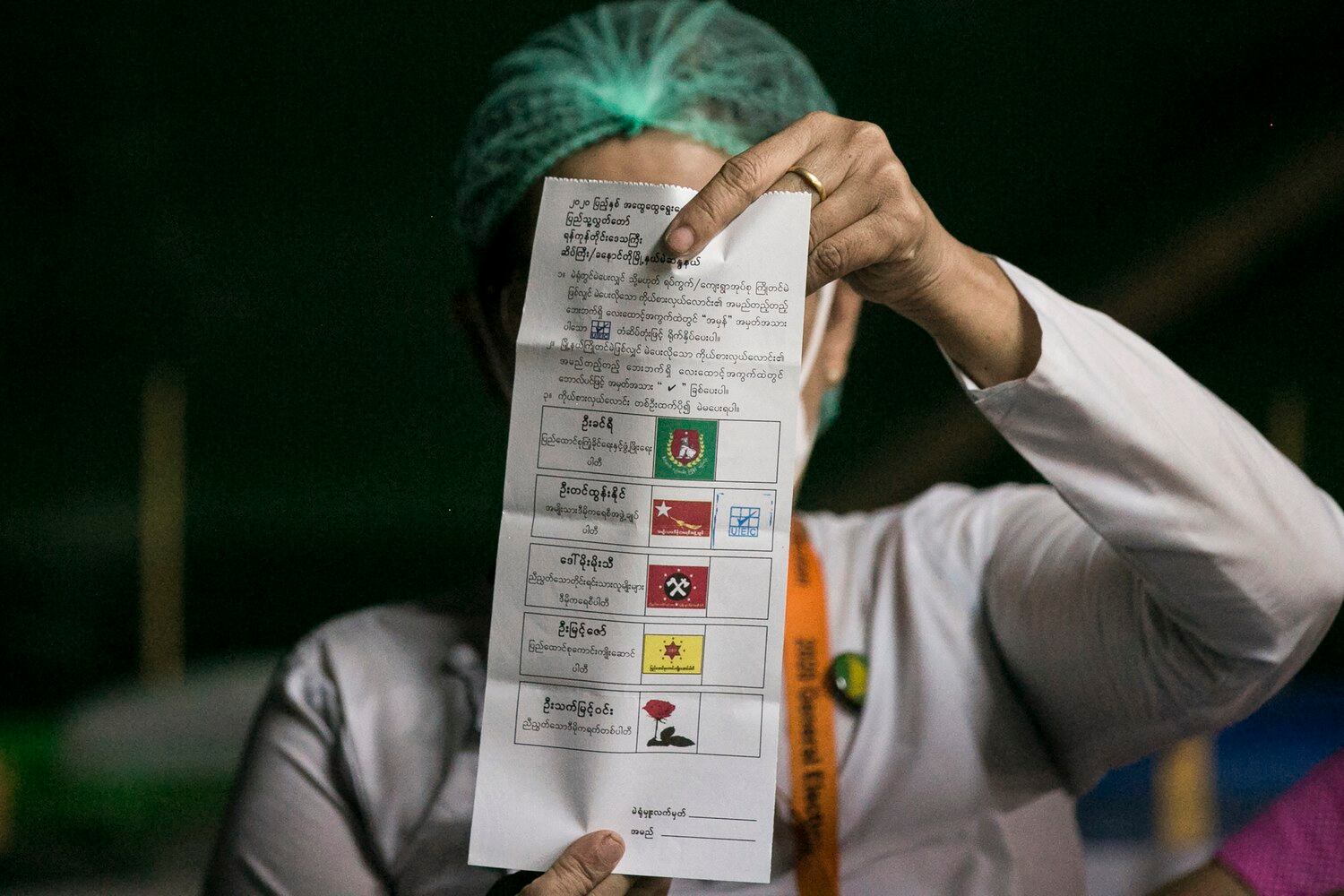 ၂ဝ၂ဝ ပြည့်နှစ် ရွေးကောက်ပွဲအတွင်း ရန်ကုန်ရှိ မဲရုံတစ်ရုံတွင် ဆန္ဒမဲများရေတွက်နေစဉ်။