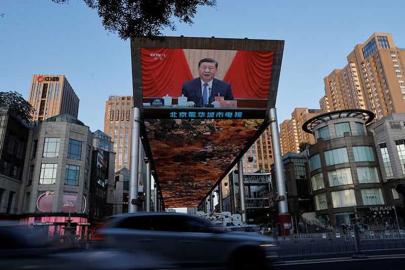 2024年7月18日,北京街头的大屏幕播出中共第二十届三中全会的相关新闻。(路透社)