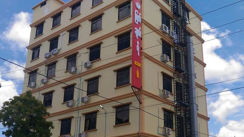 မန္တလေးမြို့၊ အောင်ဆန်းလမ်းပေါ်ရှိ မြတ်ချယ်ရီ ဆေးရုံကို တွေ့ရစဉ်။ (Photo: Facebook/ မြတ်ချယ်ရီ အထူးကုဆေးရုံ နှင့် အဆင့်မြင့်ရောဂါ ရှာဖွေရေး)