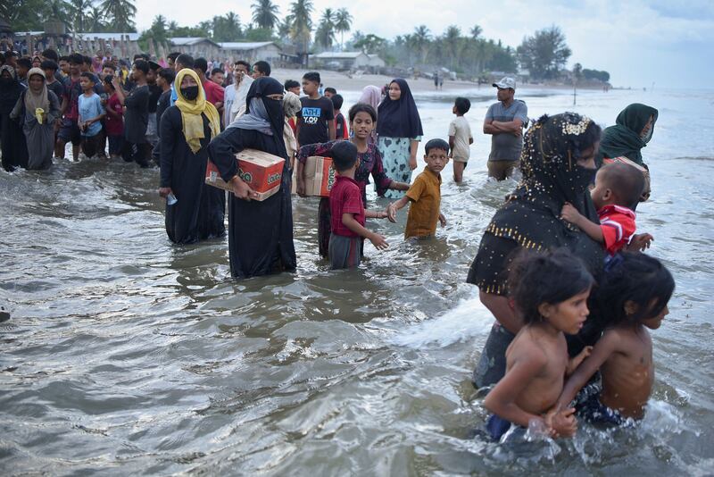 ၂ဝ၂၃ ခုနှစ် နိုဝင်ဘာလ ၁၇ ရက်နေ့က အင်ဒိုနီးရှားနိုင်ငံ၊ အာချေးပြည်နယ်မြောက်ပိုင်းကို ကမ်းကပ်ရောက်ရှိလာသည့် ရိုဟင်ဂျာဒုက္ခသည်များ။ (Photo: Reuters)
