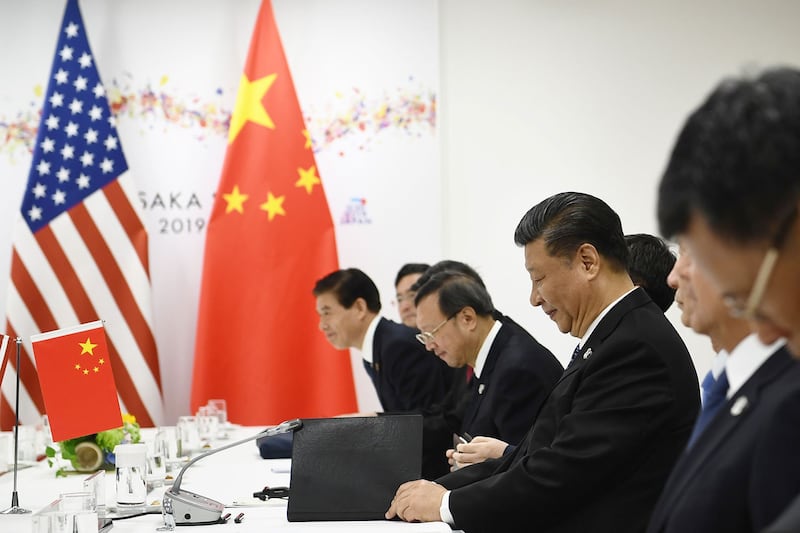 美国总统特朗普和中国国家主席习近平,2019年6月29日上午10点50分举行双边会谈。在会议举行前数分钟,习近平带领中方贸易代表副总理刘鹤、外交部部长王毅及驻美大使崔天凯等共八人入座。(法新社)