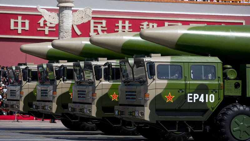 2015年9月中国大阅兵中展示的DF-26弹道导弹。(美联社)