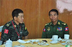 ဲမြစ်ကြီးနားမြို့မှာ အောက်တိုဘာလ ၈ ရက်နေ့က စတင်ကျင်းပတဲ့ ကေအိုင်အိုနဲ့ အစိုးရဆွေးနွေးပွဲ ဒုတိယနေ့မှာ ကေအိုင်အိုကိုယ်စားလှယ် ဒုတိယစစ်ဦးစီးချုပ် ဗိုလ်ချုပ်ဂွမ်မော်နဲ့ အစိုးရကိုယ်စားလှယ် ဒုတိယ ဗိုလ်ချုပ်ကြီး မြင့်စိုး တို့ကို တွေ့ရစဉ်