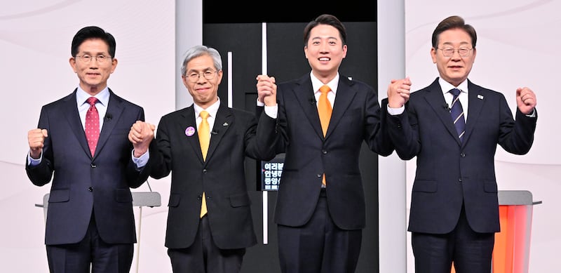 지난 18일 제21대 대통령 선거 1차 후보자 토론회에 참석한 김문수 국민의힘 후보(왼쪽부터), 권영국 민주노동당 후보, 이준석 개혁신당 후보, 이재명 더불어민주당 후보.