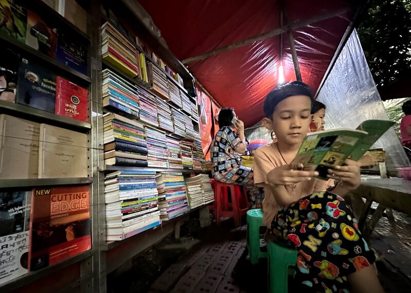 “မနောဖြူ” စာပေရေချမ်းစင်တွင် စာအုပ်လာရောက်ဖတ်ရှုနေကြသူ တချို့ကို ၂၀၂၃ ခုနှစ် စက်တင်ဘာလ ၁၄ ရက်နေ့က တွေ့ရစဉ်။ (Photo: RFA)