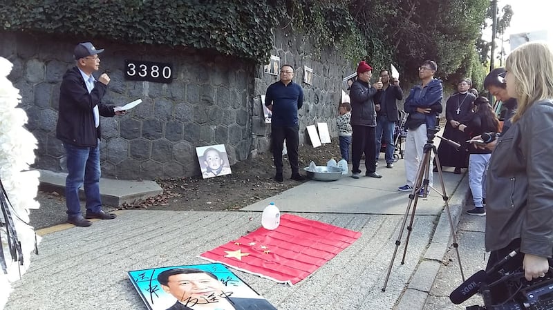 中国驻温哥华领事馆前的「国殇」抗议活动。(加拿大中国人权关注组提供)